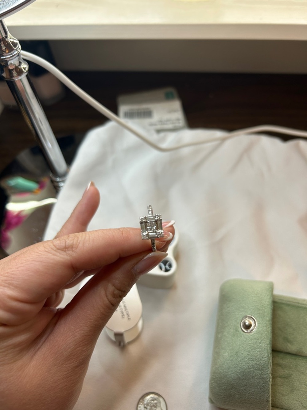 18k solid while gold diamond ring - Picture 6 of 7